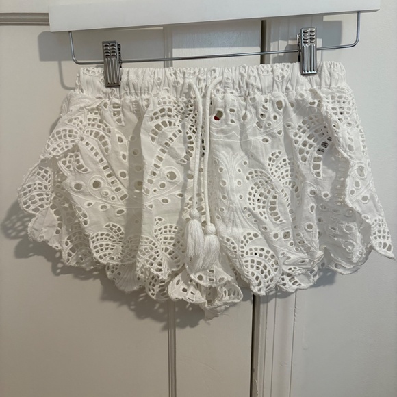 Farm Rio Anglaise Eyelet Shorts in White- XS - Picture 2 of 4